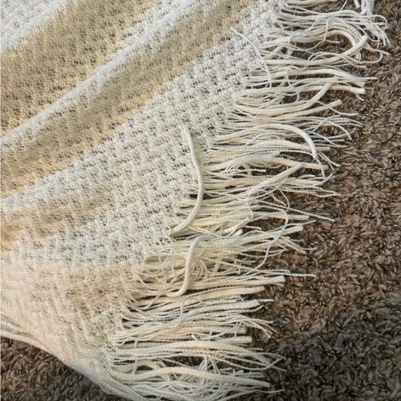 NWOT Cream Thin Decor Throw Blanket - Picture 6 of 15